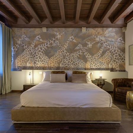 Palazzo Duomo Suites In Udine Center Exteriör bild